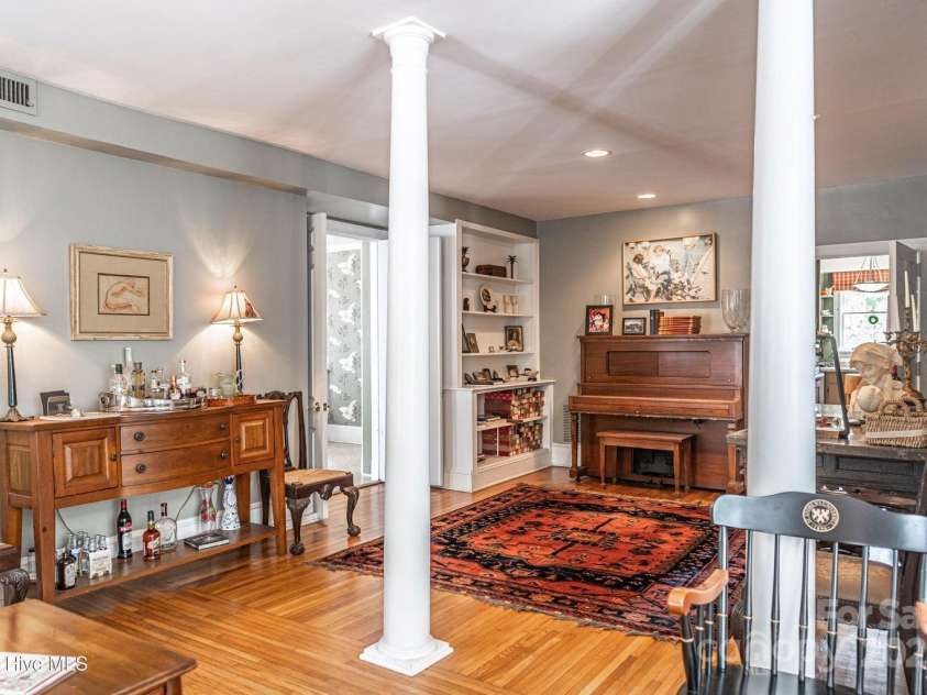 308 prince Street, Laurinburg, NC 28352.  MLS# CAR4264120, YatesRealty ID 15486. 