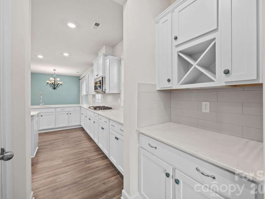 19823 Davidson Concord Road, Davidson, NC 28036.  MLS# CAR4347655, YatesRealty ID 15487. Butler's pantry