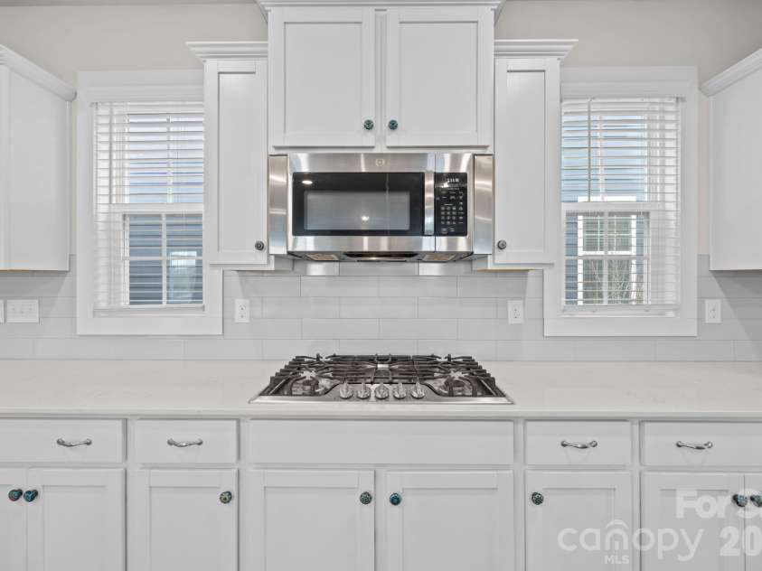 19823 Davidson Concord Road, Davidson, NC 28036.  MLS# CAR4347655, YatesRealty ID 15487. Gas stove