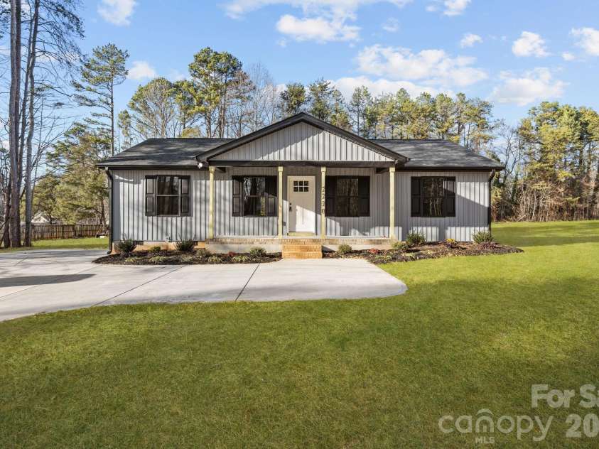 2220 Mooresville Road, Salisbury, NC 28147.  MLS# CAR4339902, YatesRealty ID 15487. 