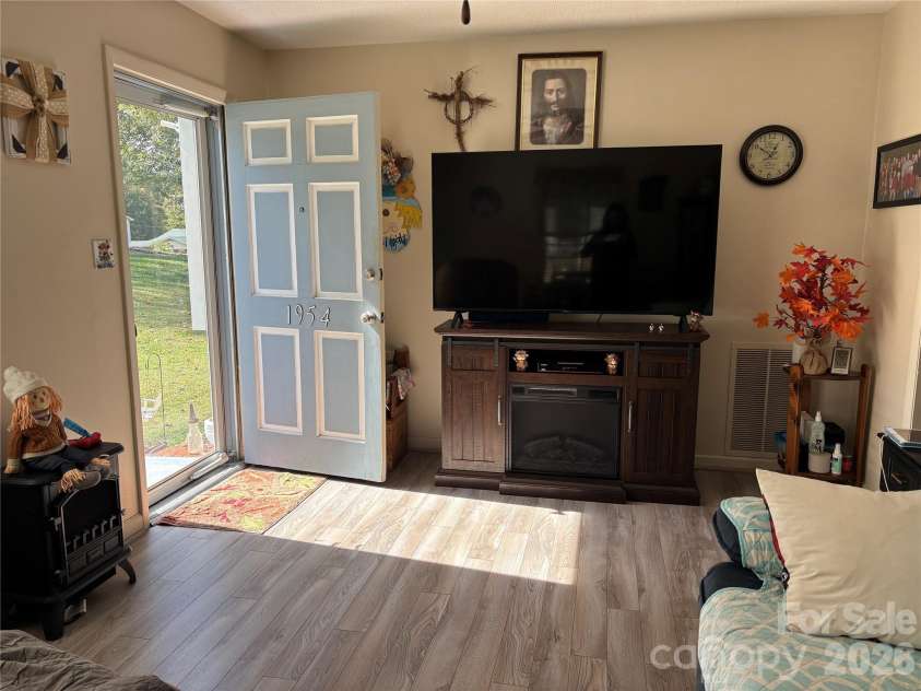 1954 Villa Drive, Newton, NC 28658.  MLS# CAR4316462, YatesRealty ID 15489. 