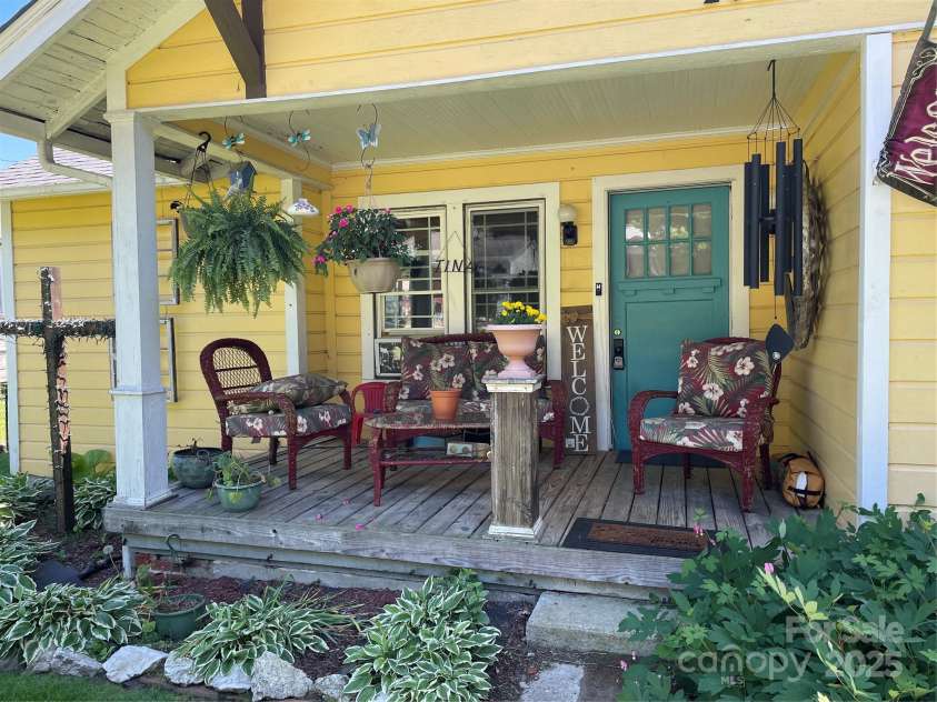 280 Walnut Avenue, Spruce Pine, NC 28777.  MLS# CAR4264356, YatesRealty ID 15497. 