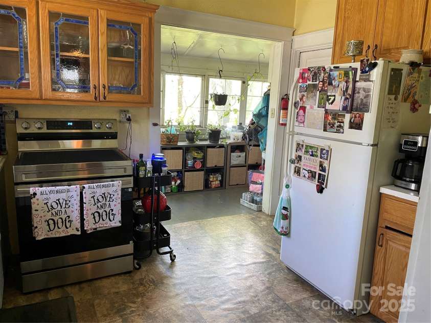 280 Walnut Avenue, Spruce Pine, NC 28777.  MLS# CAR4264356, YatesRealty ID 15497. 