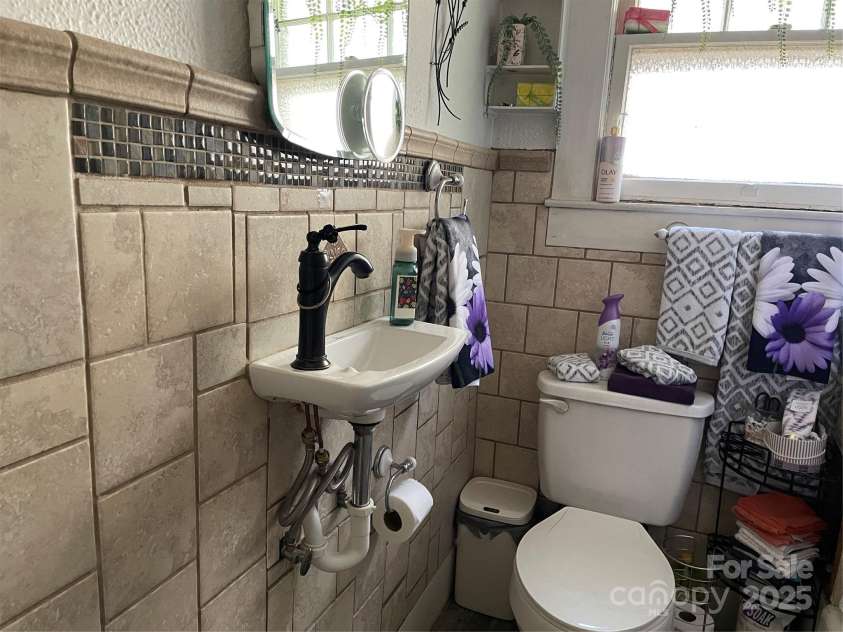 280 Walnut Avenue, Spruce Pine, NC 28777.  MLS# CAR4264356, YatesRealty ID 15497. 