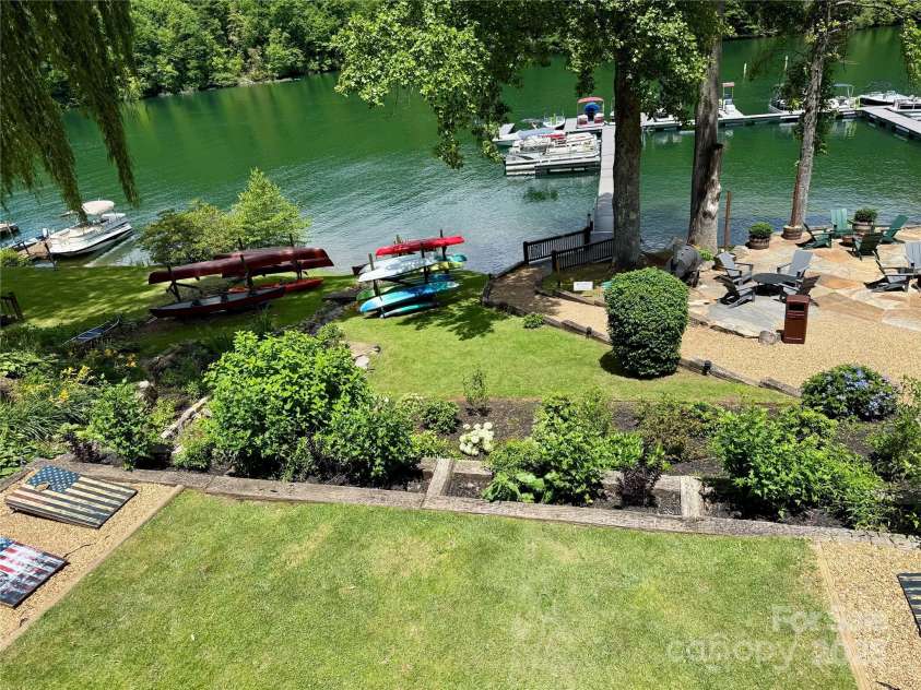 236 Valleyview Drive, Topton, NC 28781.  MLS# CAR4279274, YatesRealty ID 155. Cafe and Boat Marina at Lakes End Cafe just minutes from the home