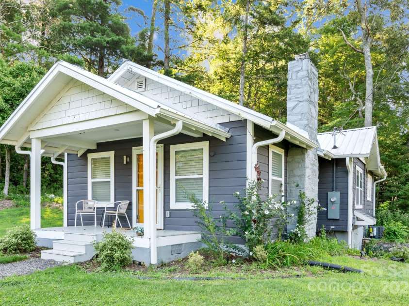 15 Old Fort Road, Fairview, NC 28730.  MLS# CAR4174363, YatesRealty ID 15503. 