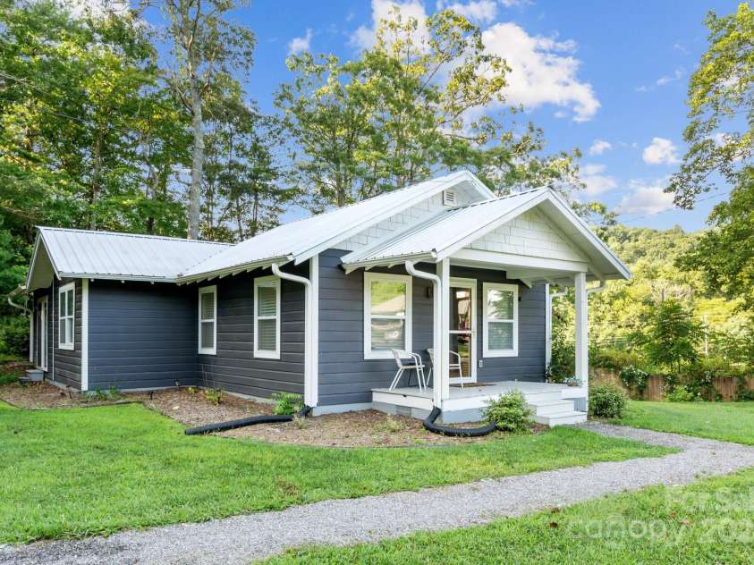 15 Old Fort Road, Fairview, NC 28730.  MLS# CAR4174363, YatesRealty ID 15503. 