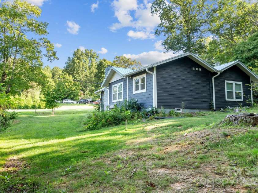 15 Old Fort Road, Fairview, NC 28730.  MLS# CAR4174363, YatesRealty ID 15503. 