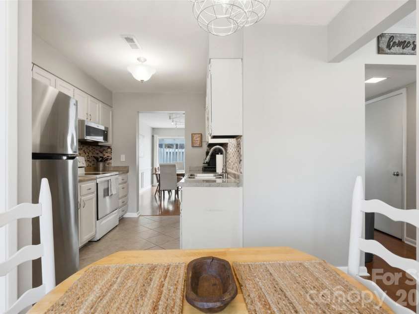 910 Sardis Cove Drive, Charlotte, NC 28270.  MLS# CAR4352673, YatesRealty ID 15503. 