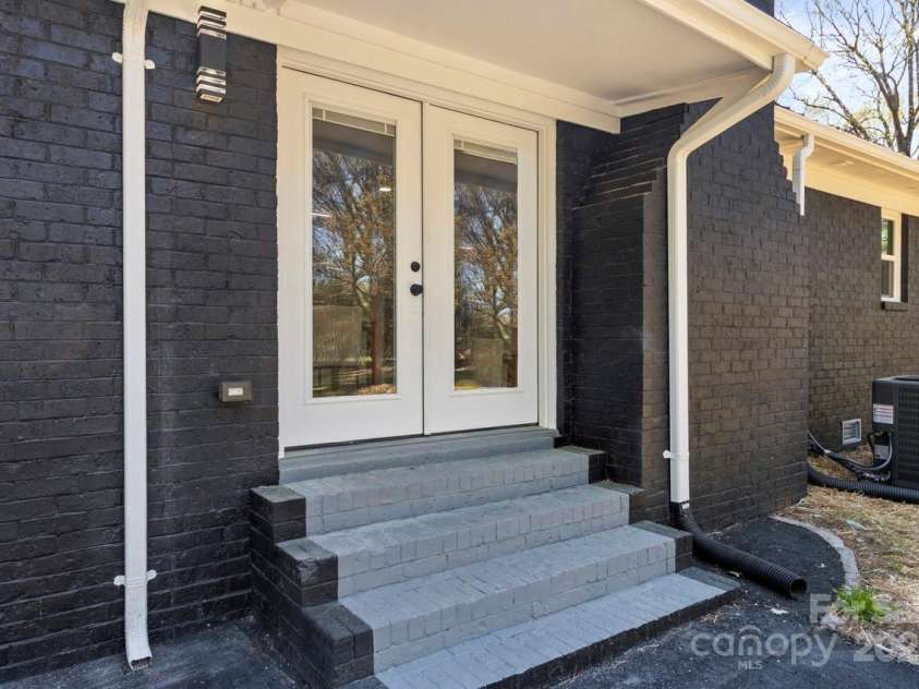 7816 Wallace Lane, Charlotte, NC 28212.  MLS# CAR4241119, YatesRealty ID 15504. 