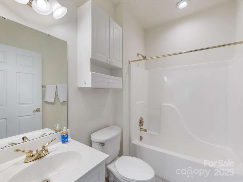 8759 Coralbell Lane, Charlotte, NC 28213.  MLS# CAR4231627, YatesRealty ID 15506. Primary bath with tub/shower