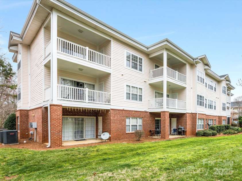 8759 Coralbell Lane, Charlotte, NC 28213.  MLS# CAR4231627, YatesRealty ID 15506. Welcome to 8759 Coralbell!