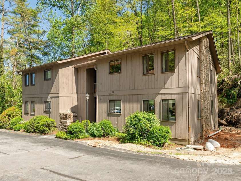 55 Lake Drive, Hendersonville, NC 28739.  MLS# CAR4263236, YatesRealty ID 15507. 