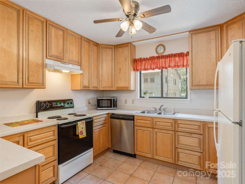 55 Lake Drive, Hendersonville, NC 28739.  MLS# CAR4263236, YatesRealty ID 15507. 