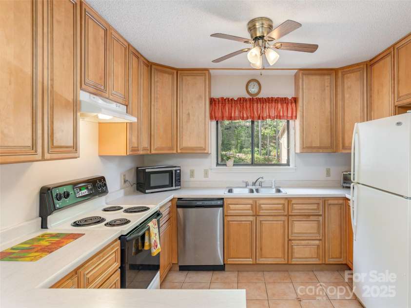 55 Lake Drive, Hendersonville, NC 28739.  MLS# CAR4263236, YatesRealty ID 15507. 