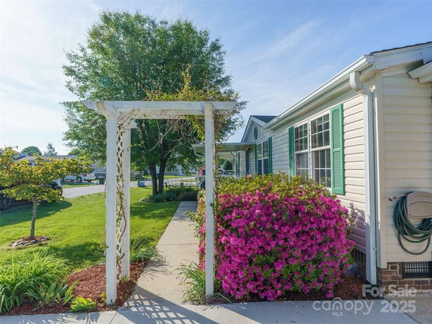 236 White Ash Circle, Hendersonville, NC 28739.  MLS# CAR4253483, YatesRealty ID 15509. 