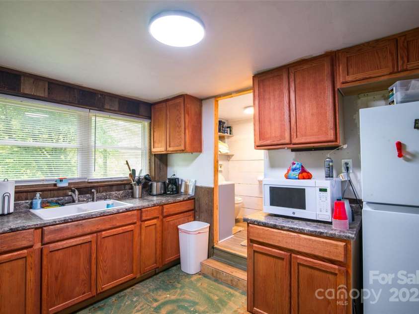 220 Frosty Ridge Road, Sylva, NC 28779.  MLS# CAR4212144, YatesRealty ID 15510. It comes complete with it's own kitchen,