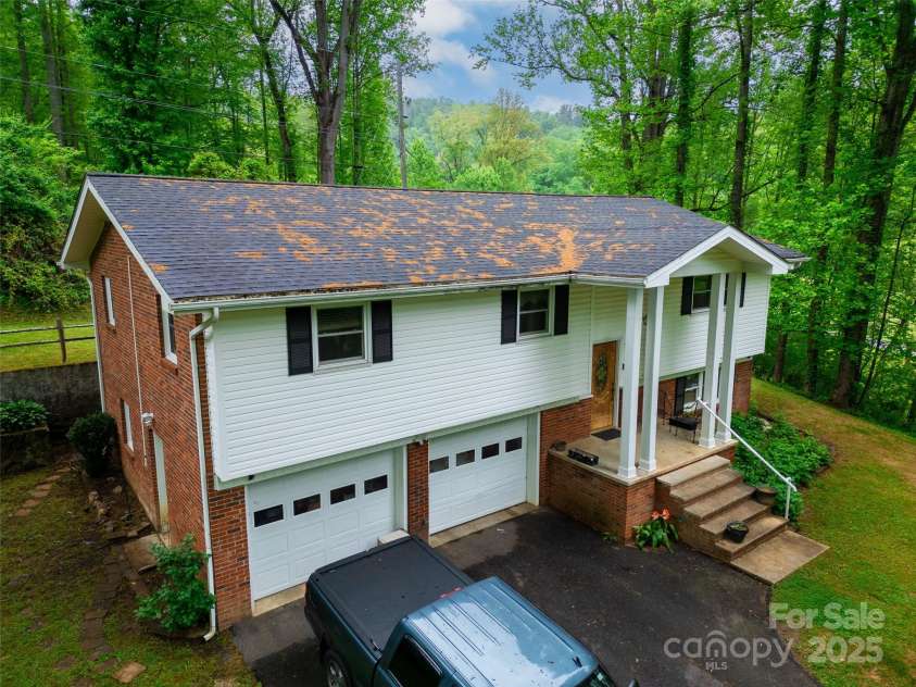 220 Frosty Ridge Road, Sylva, NC 28779.  MLS# CAR4212144, YatesRealty ID 15510. Note the entry door to the left side of garage.