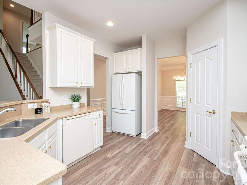 1325 Linden Glen Drive, Matthews, NC 28104.  MLS# CAR4370381, YatesRealty ID 15517. 