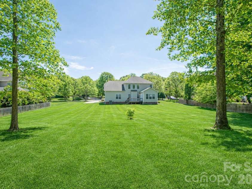 1325 Linden Glen Drive, Matthews, NC 28104.  MLS# CAR4370381, YatesRealty ID 15517. 