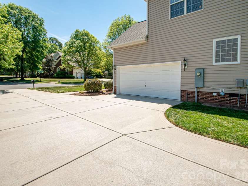 1325 Linden Glen Drive, Matthews, NC 28104.  MLS# CAR4370381, YatesRealty ID 15517. 
