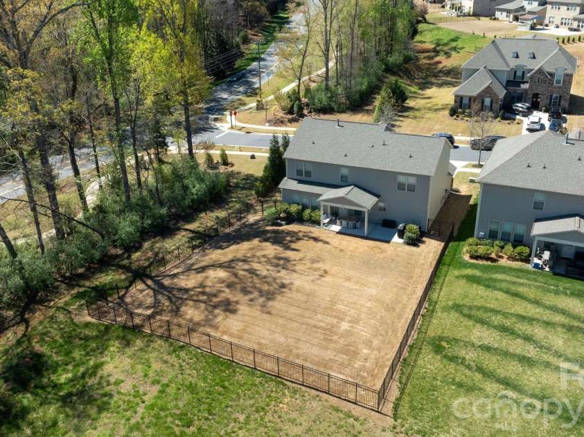 13017 Eagle Oak Drive, Charlotte, NC 28278.  MLS# CAR4362951, YatesRealty ID 15518. Amenities