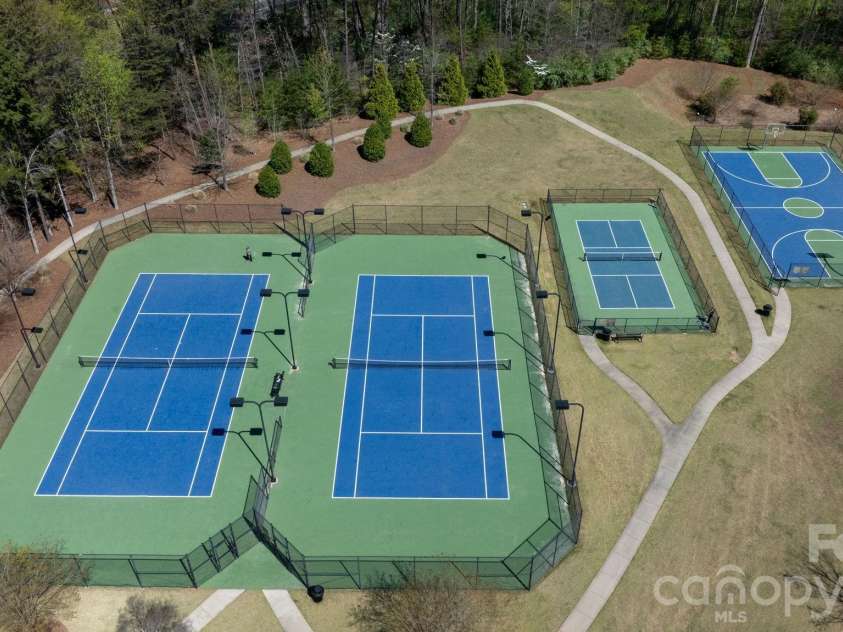13017 Eagle Oak Drive, Charlotte, NC 28278.  MLS# CAR4362951, YatesRealty ID 15518. Amenities