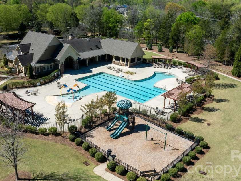 13017 Eagle Oak Drive, Charlotte, NC 28278.  MLS# CAR4362951, YatesRealty ID 15518. Amenities