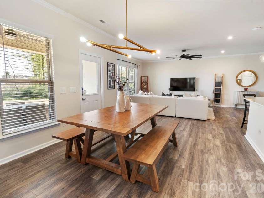 13017 Eagle Oak Drive, Charlotte, NC 28278.  MLS# CAR4362951, YatesRealty ID 15518. Eating area