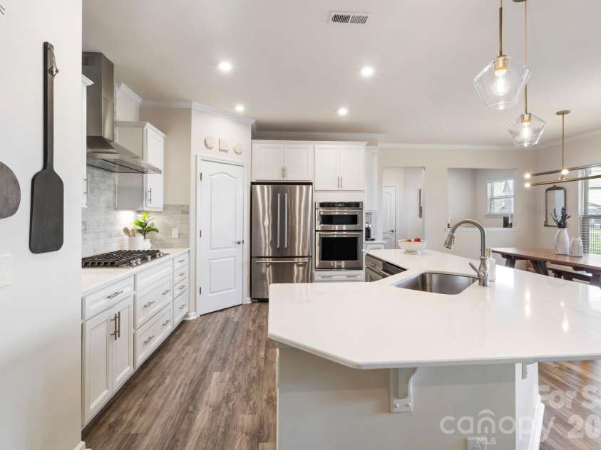 13017 Eagle Oak Drive, Charlotte, NC 28278.  MLS# CAR4362951, YatesRealty ID 15518. Kitchen
