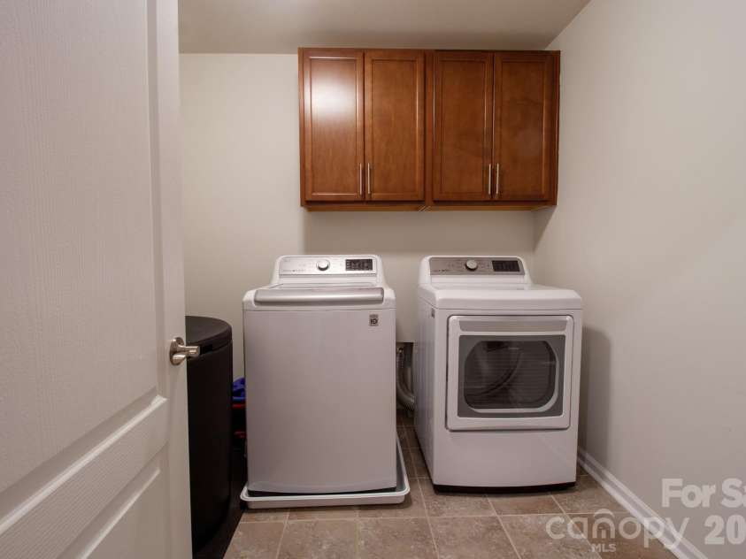 13017 Eagle Oak Drive, Charlotte, NC 28278.  MLS# CAR4362951, YatesRealty ID 15518. Laundry