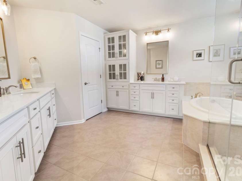 13017 Eagle Oak Drive, Charlotte, NC 28278.  MLS# CAR4362951, YatesRealty ID 15518. Primary bath