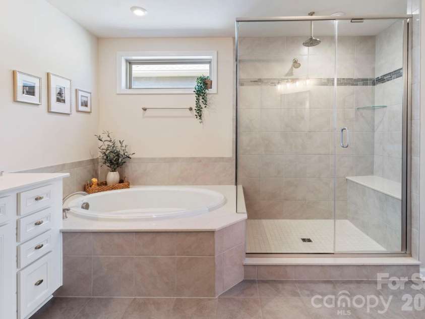 13017 Eagle Oak Drive, Charlotte, NC 28278.  MLS# CAR4362951, YatesRealty ID 15518. Primary bath