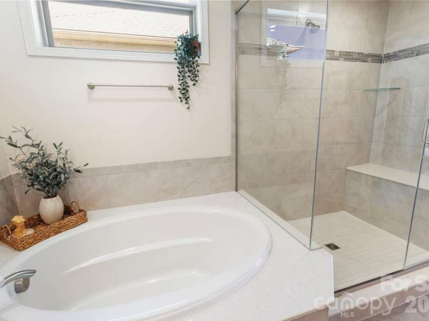 13017 Eagle Oak Drive, Charlotte, NC 28278.  MLS# CAR4362951, YatesRealty ID 15518. Primary bath