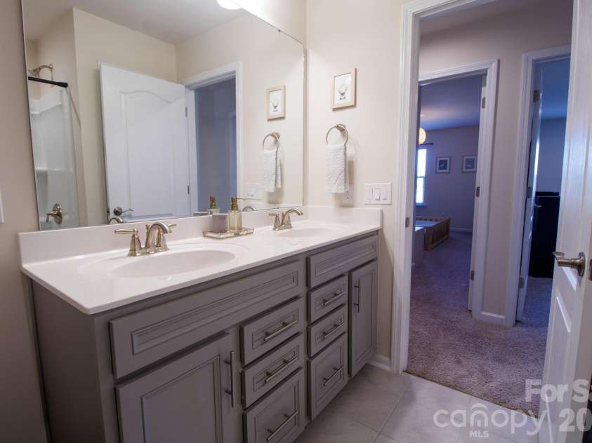 13017 Eagle Oak Drive, Charlotte, NC 28278.  MLS# CAR4362951, YatesRealty ID 15518. Secondary bath