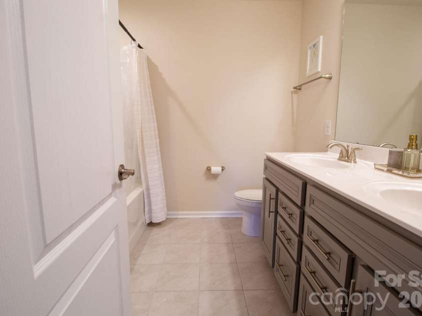 13017 Eagle Oak Drive, Charlotte, NC 28278.  MLS# CAR4362951, YatesRealty ID 15518. Secondary bath