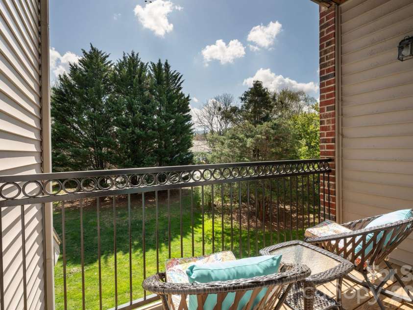 123 Appeldoorn Circle, Asheville, NC 28803.  MLS# CAR4366794, YatesRealty ID 15519. Cute Porch