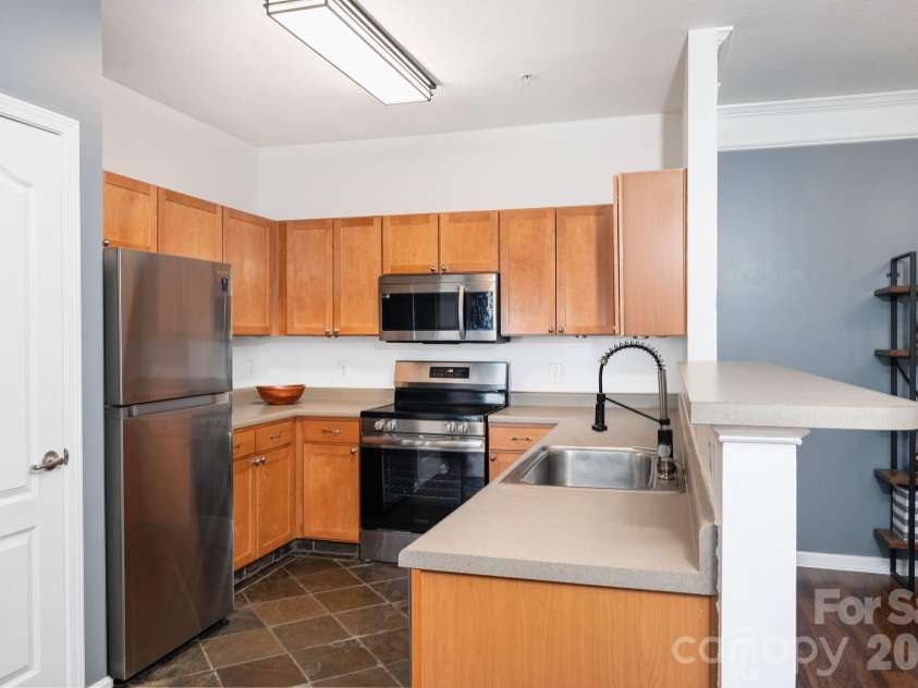 123 Appeldoorn Circle, Asheville, NC 28803.  MLS# CAR4366794, YatesRealty ID 15519. Large Kitchen with breakfast bar