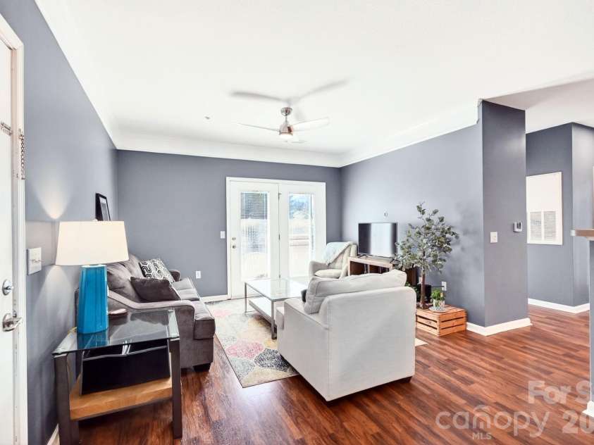 123 Appeldoorn Circle, Asheville, NC 28803.  MLS# CAR4366794, YatesRealty ID 15519. Porch Acess