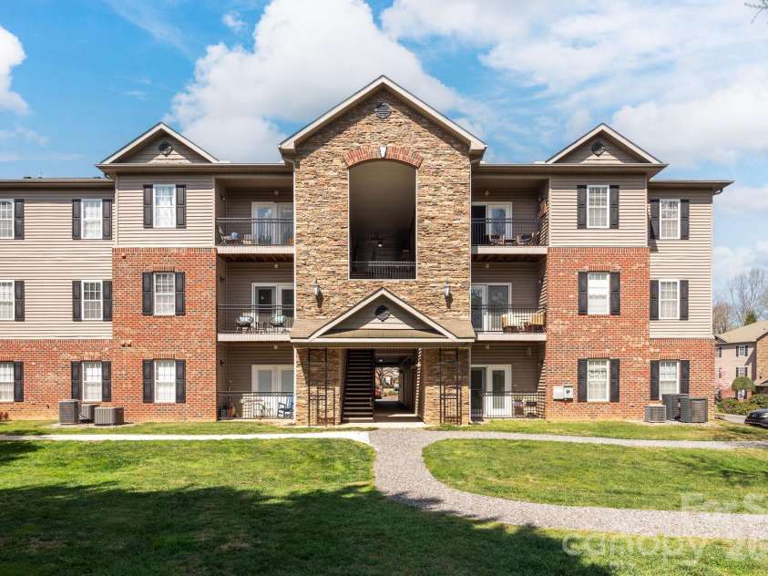 123 Appeldoorn Circle, Asheville, NC 28803.  MLS# CAR4366794, YatesRealty ID 15519. Welcome to 123 Appeldoorn Circle!
