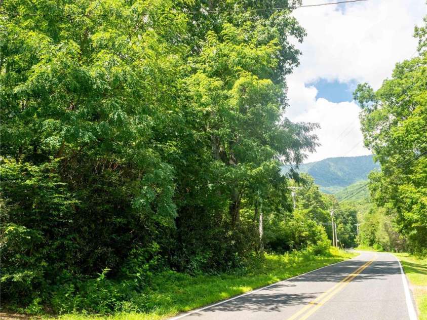 245 White Oak Creek Road, Burnsville, NC 28714.  MLS# CAR4319314, YatesRealty ID 1552. 