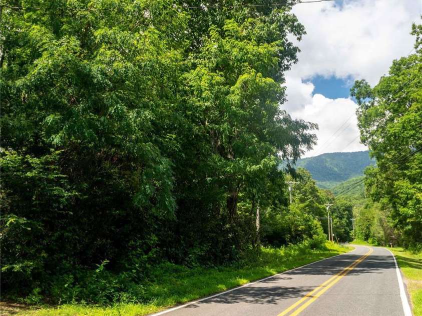 245 White Oak Creek Road, Burnsville, NC 28714.  MLS# CAR4319314, YatesRealty ID 1552. 