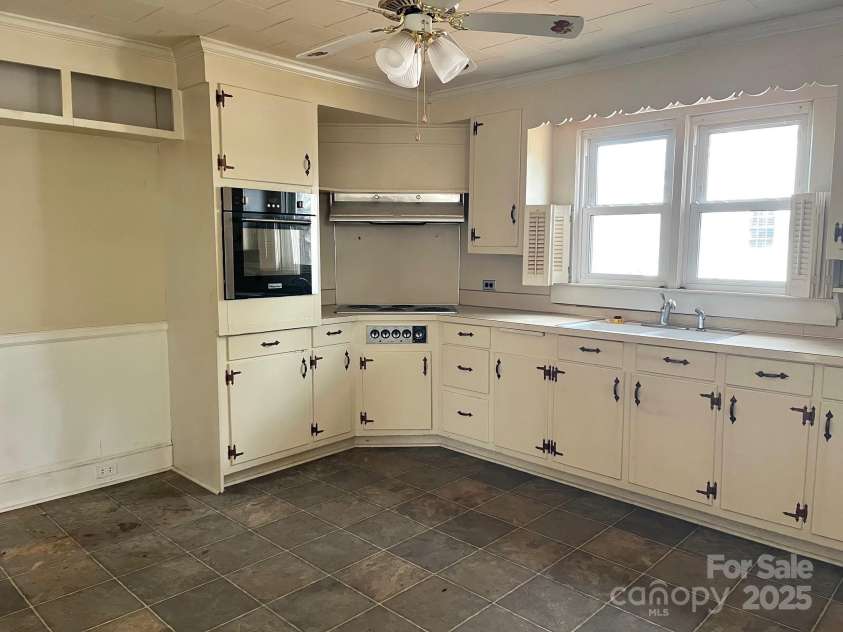 4137 Poplar Tent Road, Concord, NC 28027.  MLS# CAR4230433, YatesRealty ID 1552. Kitchen