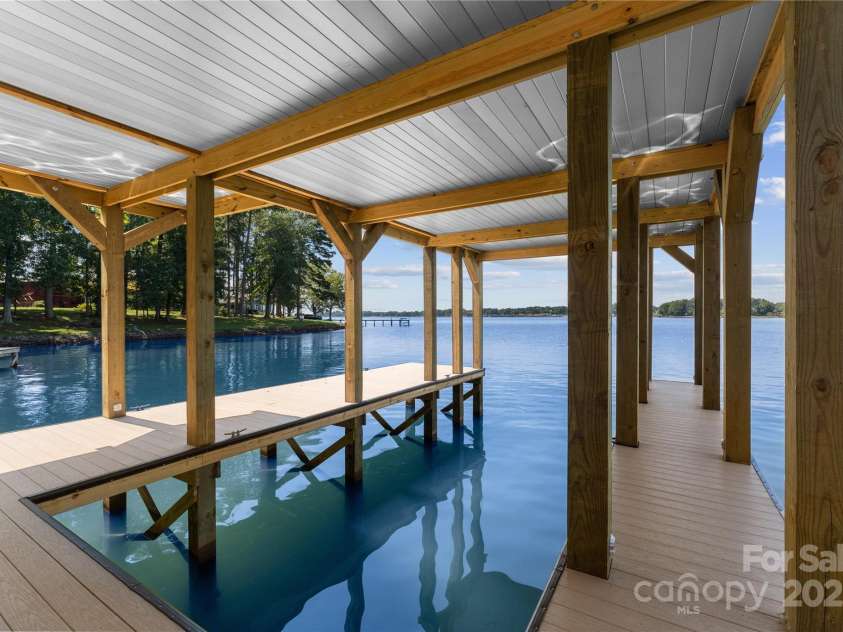 138 Lakefront Drive, Mooresville, NC 28117.  MLS# CAR4260946, YatesRealty ID 15520. 