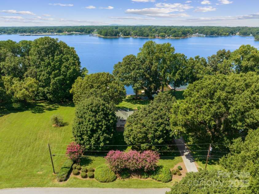 138 Lakefront Drive, Mooresville, NC 28117.  MLS# CAR4260946, YatesRealty ID 15520. 