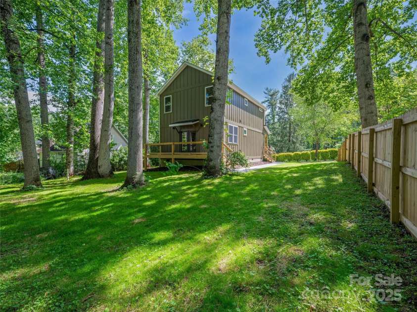 13 Pinecrest Drive, Asheville, NC 28803.  MLS# CAR4260113, YatesRealty ID 15521. 