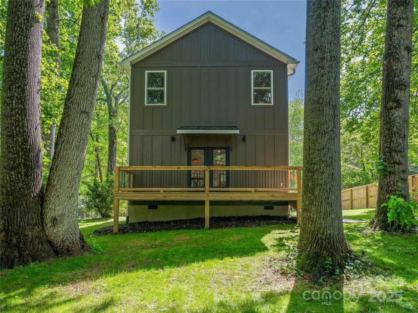 13 Pinecrest Drive, Asheville, NC 28803.  MLS# CAR4260113, YatesRealty ID 15521. 