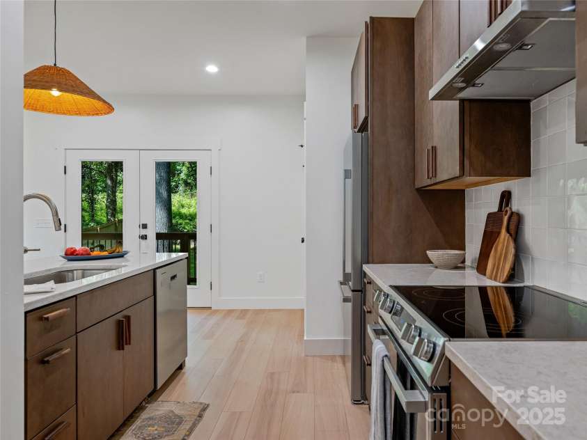 13 Pinecrest Drive, Asheville, NC 28803.  MLS# CAR4260113, YatesRealty ID 15521. 