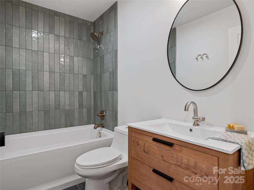 13 Pinecrest Drive, Asheville, NC 28803.  MLS# CAR4260113, YatesRealty ID 15521. Full bath upstairs