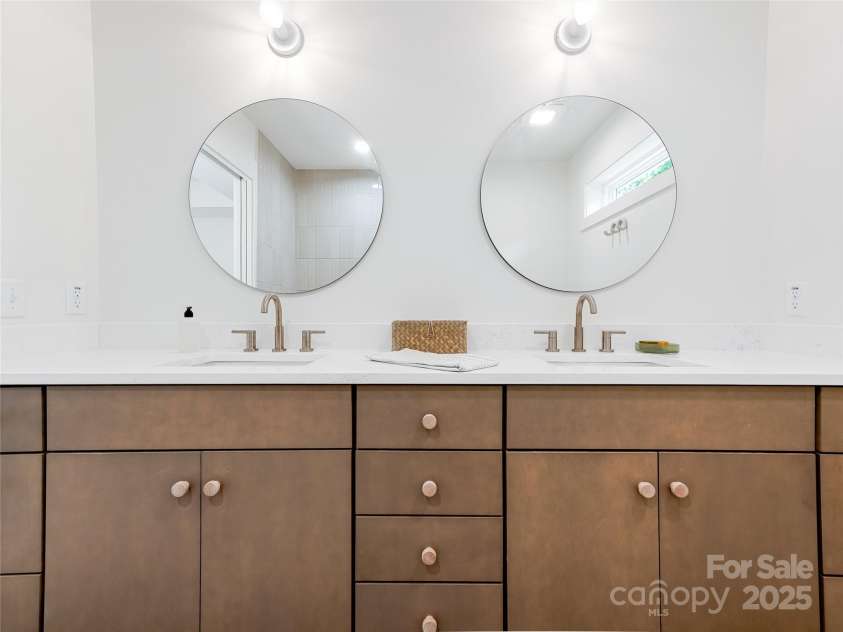 13 Pinecrest Drive, Asheville, NC 28803.  MLS# CAR4260113, YatesRealty ID 15521. Primary bathroom